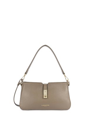 Sac à main Lancaster Paris en cuir taupe avec bandoulière réglable et fermoir doré centré sur le devant.