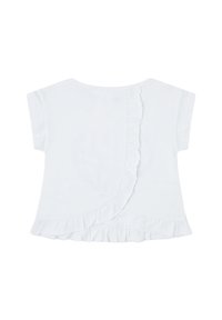 Top blanco de manga corta con una costura trasera con volantes y un dobladillo acampanado. La tela parece suave y ligera, con una textura lisa.