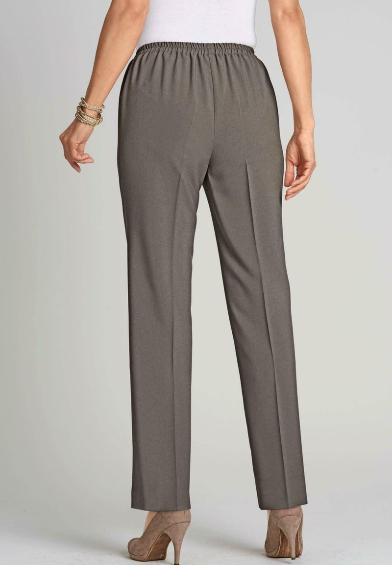 Donkergrijze broek met een elastische tailleband, slim straight-leg ontwerp en gladde textuur. Gedragen met neutrale hoge hakken.
