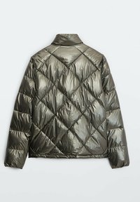 Veste matelassée matelassée gris métallique avec couture en diamant, manches longues et col montant, vue de dos sur un fond uni.