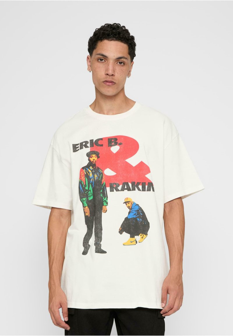 Hvid bomulds t-shirt med løs pasform, der har et farverigt grafisk tryk af to figurer og fed tekst "ERIC B. & RAKIM" i rød.