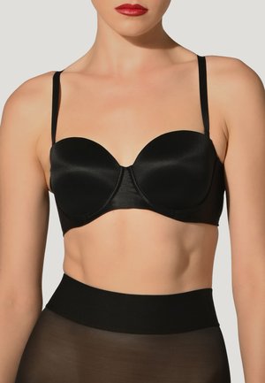Soutien-gorge noir en satin avec armatures, finition lisse, présentant une encolure en cœur et des bretelles ajustables. Accentue la silhouette et offre un bon maintien.