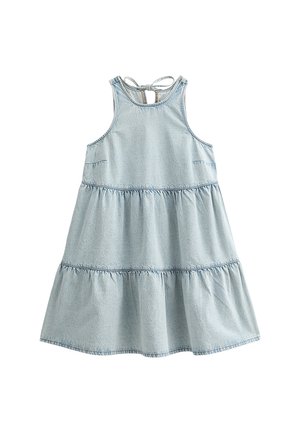 Abito in denim azzurro chiaro con design senza maniche, gonna a strati e chiusura con laccio sul retro. Presenta cuciture minime e dettagli con tasche.