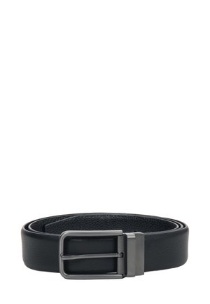 Černý kožený pásek s hladkým povrchem a obdélníkovou kovovou přezkou v matné černé barvě, která má jednodrátkový design.