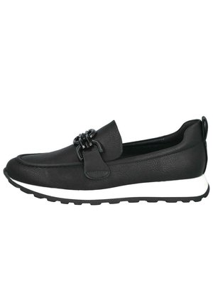 Zapato negro de cuero tipo slip-on con un acabado texturizado, que presenta una correa decorativa y herrajes, y una suela de goma blanca con un patrón de tracción.
