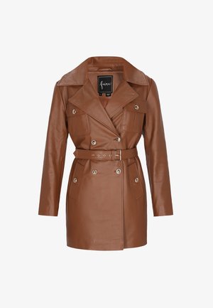 Palton din piele maro cu un design cu dublă închidere, guler mare, două buzunare frontale și o curea asortată. Textură netedă, siluetă structurată.