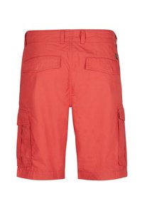 Shorts cargo rouges avec une taille plate, plusieurs poches latérales et une texture lisse. Le design est pratique et simple.