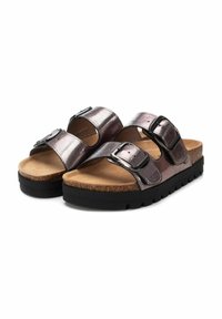 Chanclas metálicas moradas con dos correas ajustables, hebillas negras y una plantilla de corcho texturizado sobre una suela de goma negra.