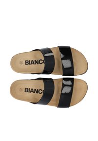 Sandali a scivolo in vernice nera con due ampi cinturini, una soletta sagomata color beige e logo impresso. Finitura liscia e design aperto sulla punta. Taglia 37.