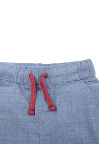 Blauwe stoffen shorts met een relaxte pasvorm, voorzien van een elastische tailleband en een contrasterend rode trekkoord. Subtiele textuur met gestikte naden.