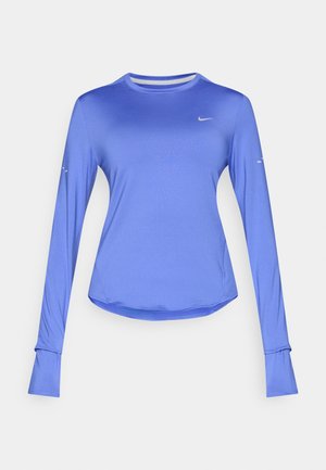 Pitkähihainen, vartalonmyötäinen urheilupaita kirkkaan sinisenä, jossa pieni valkoinen Nike-logo rinnassa ja peukaloaukot hihojen resoreissa.