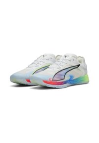 Scarpe da ginnastica bianche con una tomaia traspirante, dotate di una suola con un gradiente colorato nei toni del blu, rosa e verde. Accento del logo nero sul lato.
