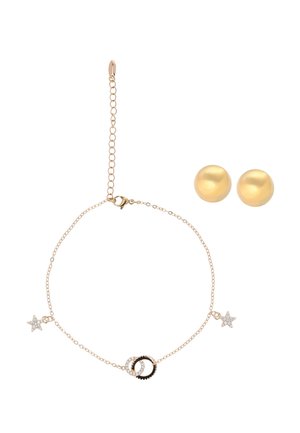Brățară delicată din aur cu două talismane stea și inele împletite, negre și decorate cu cristale, asortată cu cercei rotunzi din aur.