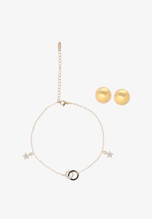 Brățară delicată din aur cu două talismane stea și inele împletite, negre și decorate cu cristale, asortată cu cercei rotunzi din aur.