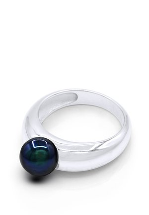 Bague en argent avec un anneau épais et poli présentant une grosse perle ronde irisée et sombre sur le dessus.