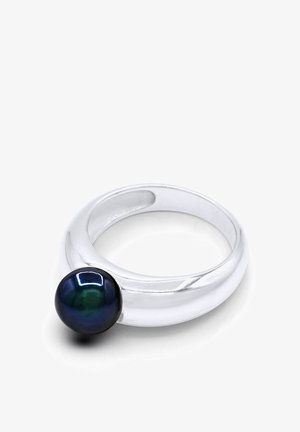 Bague en argent avec un anneau épais et poli présentant une grosse perle ronde irisée et sombre sur le dessus.