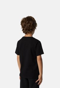 Camiseta de algodón negra con manga corta, cuello redondo y un diseño sencillo, con una textura suave y un ajuste clásico.