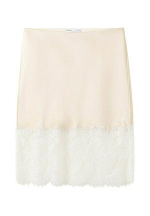 Elfenbeinfarbener Unterrock mit breitem weißen Spitzensaum entlang des Saums, gekennzeichnet durch ein kleines Etikett am Bund.