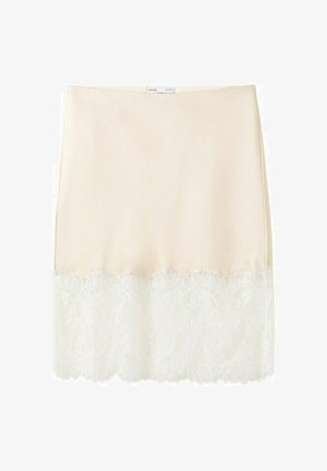 Elfenbeinfarbener Unterrock mit breitem weißen Spitzensaum entlang des Saums, gekennzeichnet durch ein kleines Etikett am Bund.