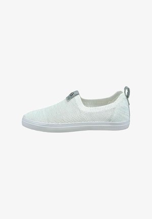 Chaussures slip-on avec une tige tricotée blanche au motif texturé. Accents en tissu gris et une languette à l'arrière. Semelle en caoutchouc blanc.