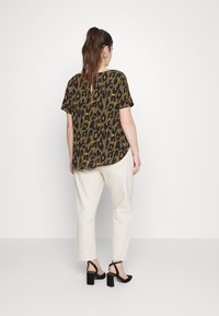 ONLY Carmakoma CARVICA LIFE NOOS - Blusa - khaki/black