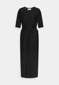 Schwarzes, plissiertes Kleid mit rundem Ausschnitt, kurzen Ärmeln, einem gebundenen Gürtel in der Taille und Midi-Länge. Glatte Textur.