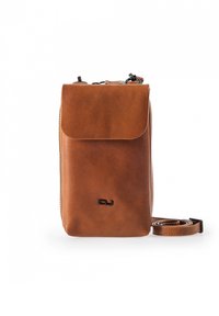 Braune Leder-Crossbody-Tasche mit einem Klappenverschluss, Reißverschlussdetail an der Seite und einem verstellbaren Riemen. Hat ein kleines Logo auf der Vorderseite.