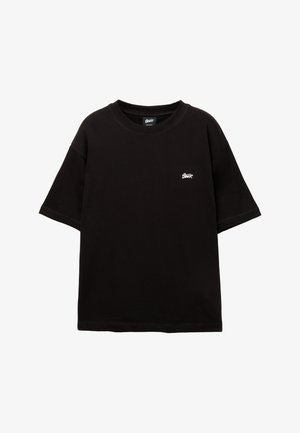 Zwarte T-shirt met korte mouwen van katoen, voorzien van een ronde halslijn en een klein wit logo op de linkerkant van de borst. Eenvoudig ontwerp, comfortabele pasvorm.