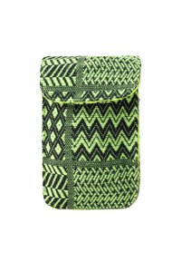 Borsa verde e nera con motivi geometrici; materiale tessuto strutturato; patta pieghevole con bordo luminoso; forma rettangolare.