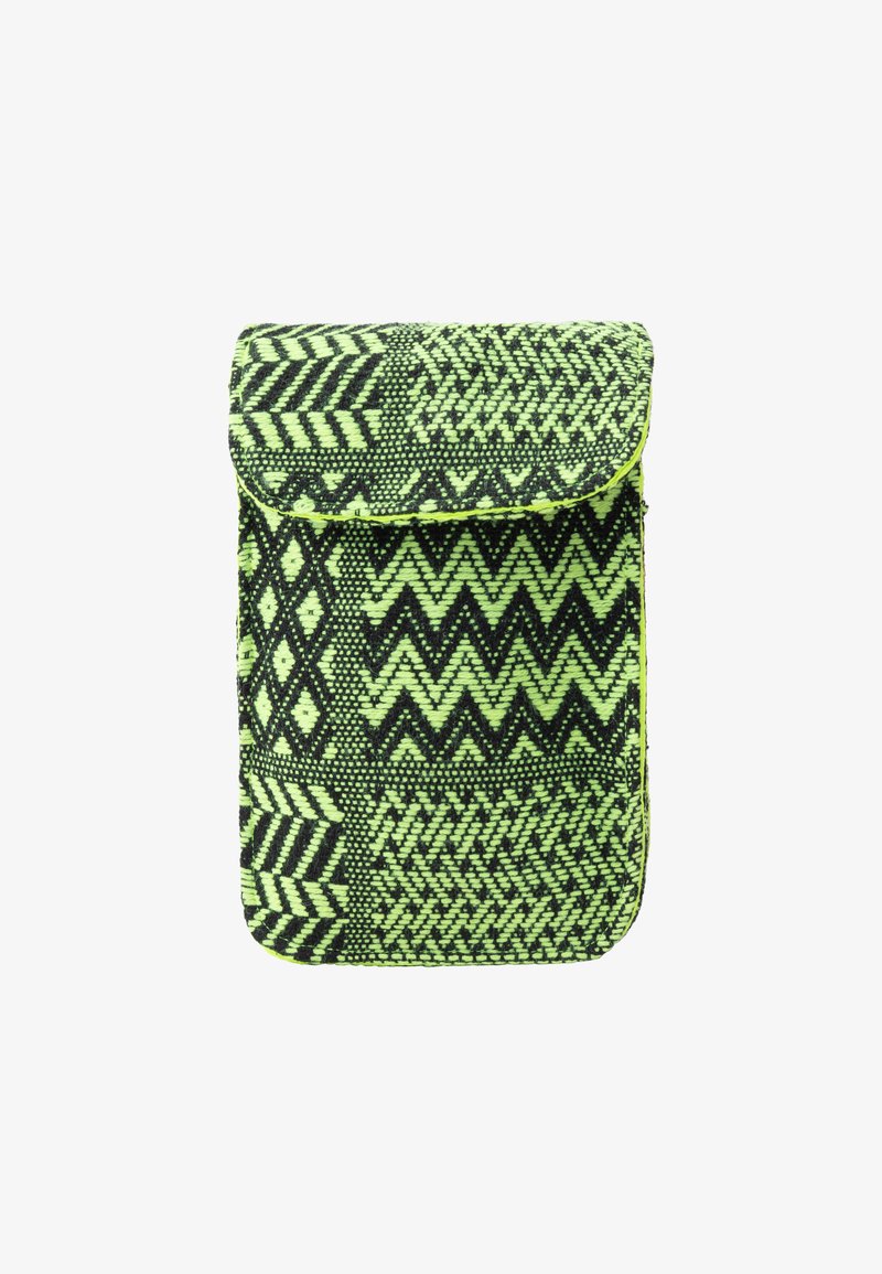 Borsa verde e nera con motivi geometrici; materiale tessuto strutturato; patta pieghevole con bordo luminoso; forma rettangolare.