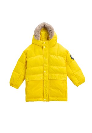 Gul puffjakke med hætte foret med imiteret pels, trykknapper, to forlommer og elastiske manchetter. Quiltet design over det hele.