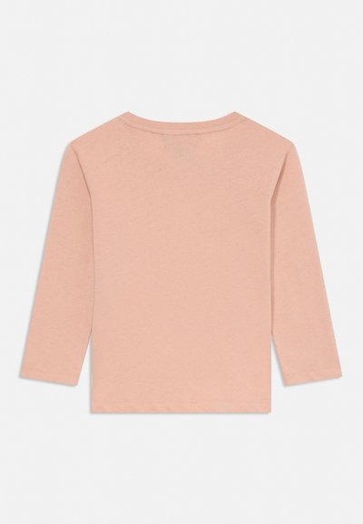 Gaiši rozā garām piedurknēm ar apaļu kakla izgriezumu krekls, izklāts plakaniski, rādot aizmuguri ar vienkāršu, bezšuvju dizainu uz balta fona.