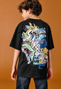 Next RELAXED FIT SHORT SLEEVE GRAPHIC STANDARD - T-shirt con stampa - black monsters back print