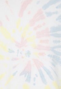 Katoenen stof met een pastel tie-dye patroon in roze, blauw en geel op een witte achtergrond, met een draaitem ontwerp en een zachte textuur.