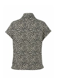 Beige shirt met luipaardprint en zwarte en bruine vlekken, met korte mouwen. Heeft een staande kraag en een ronde zoom. Zachte stof textuur.