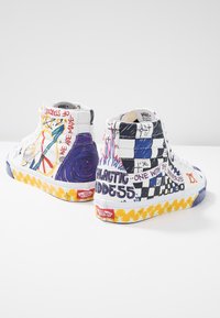 Baskets montantes blanches Vans avec des dessins colorés faits à la main, comprenant du texte, des motifs et des formes abstraites sur les côtés et les semelles.