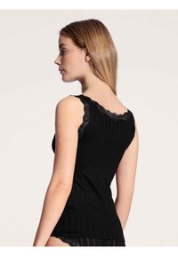 Zwarte geribde tanktop met kanten afwerking langs de halslijn en straps, met een getailleerde silhoutte en een gladde textuur.