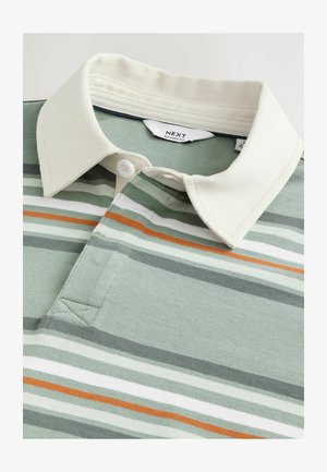 Zielono-biała polo z paskami, z off-white kołnierzykiem i trzema guzikami, wykonana z teksturowanej tkaniny, z subtelnymi pomarańczowymi akcentami.