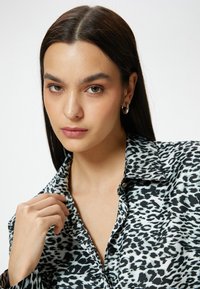 Koton LEOPAR PRINTED - Paitapusero - black