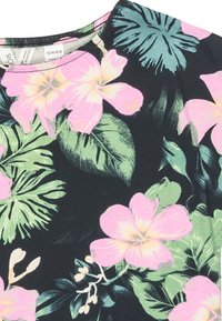 Tela con estampado floral que presenta flores de hibisco rosa y blancas sobre un fondo oscuro con hojas tropicales verdes; textura suave y ligera.
