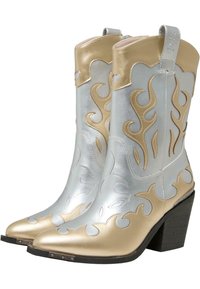 Metalliska silver- och guldcowboystövlar med spetsiga tår, dekorativa flam mönster och en staplad klack. Utrustad med dragflikar för enkel påtagning.