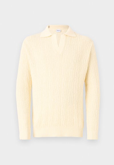 Pull crème avec un motif tricoté texturé, un col en V profond et un design avec col. Les poignets et l'ourlet côtelés rehaussent le style.