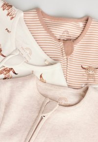 Tre capi d'abbigliamento per bambini in morbido cotone: uno bianco con stampe marroni, uno a righe nei toni del rosa e uno rosa chiaro uniforme con una cerniera frontale.