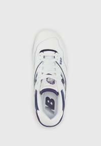 Białe sneakersy z granatowymi akcentami, skórzane z teksturą, z perforowanymi detalami na nosku, płaskimi sznurówkami oraz logo na języku i boku.