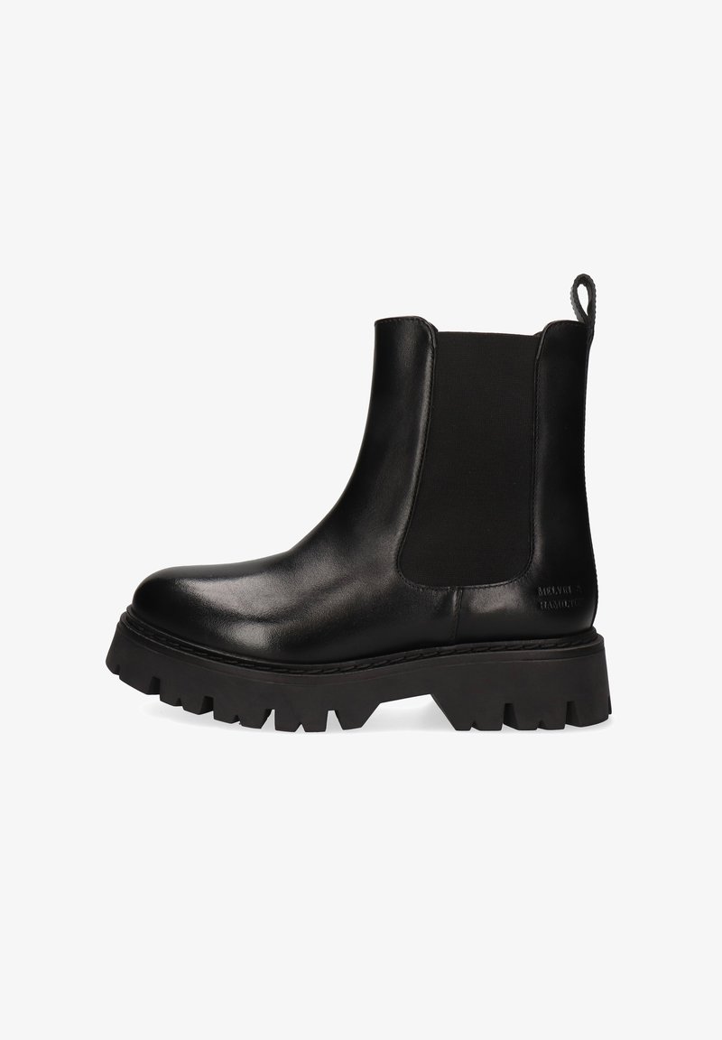 Botas Chelsea de cuero negro con paneles elásticos laterales, suela de goma gruesa y con tacos, y una lengüeta en la parte trasera para facilitar el calzado.
