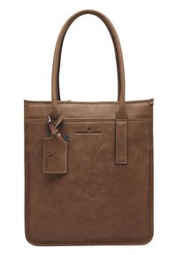 Braune Leder-Tote-Tasche mit glatter Textur, zwei oberen Griffen, einer Fronttasche und einem angehängten Gepäckanhänger. Subtile Nahtdetails sichtbar.
