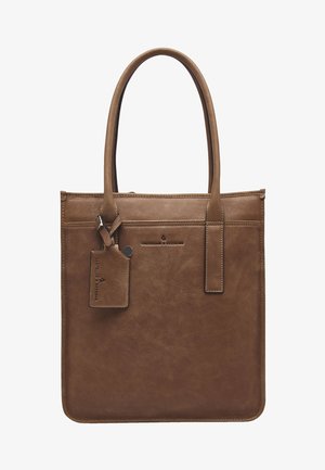 Braune Leder-Tote-Tasche mit glatter Textur, zwei oberen Griffen, einer Fronttasche und einem angehängten Gepäckanhänger. Subtile Nahtdetails sichtbar.