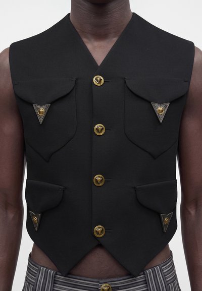 Gilet sans manches noir avec quatre boutons dorés et quatre poches à rabat, chaque poche sécurisée par un bouton décoratif triangulaire.