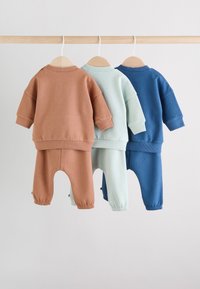 Kolm komplekti beebiriideid terrakota, mündirohelise ja tumesinise toonis. Igal komplektil on mugav lõige, soonikkoes mansetid ja äär, valmistatud pehmest kangast.