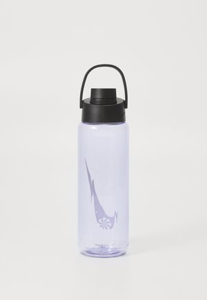 Lila Plastik-Wasserflasche mit einem schwarzen Drehverschluss, einem Tragegriff und einer blumigen Grafik nahe dem Boden. Glattes, zylindrisches Design.